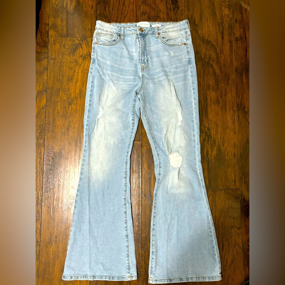 Light wash, ripped bell bottom flare jeans. Size:11/30
